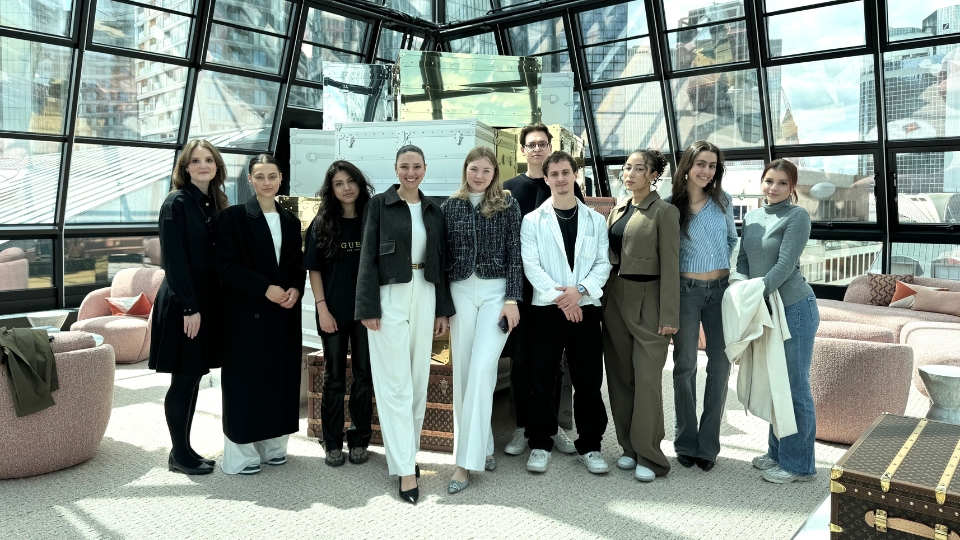 17 Studierende des Studiengangs Global Brand and Fashion Management (GBF) der ISM Frankfurt nahmen an einer Exkursion zu Louis Vuitton teil.
