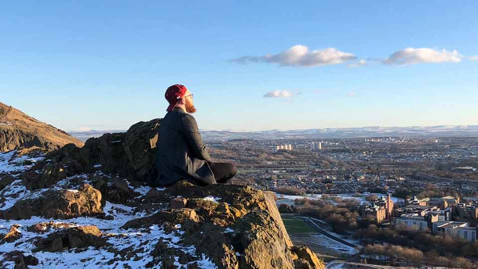 Lucas auf einem Berg während seines Semesters in Schottland