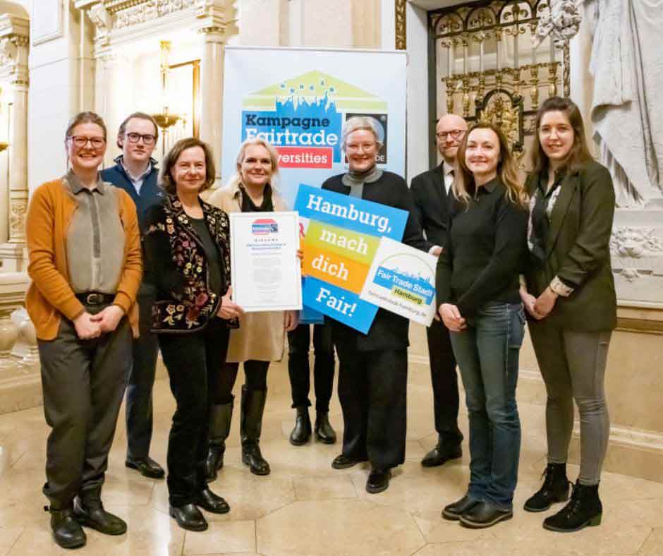 Team des Campus Hamburg bei der Auszeichnung zur Fairtrade Hochschule
