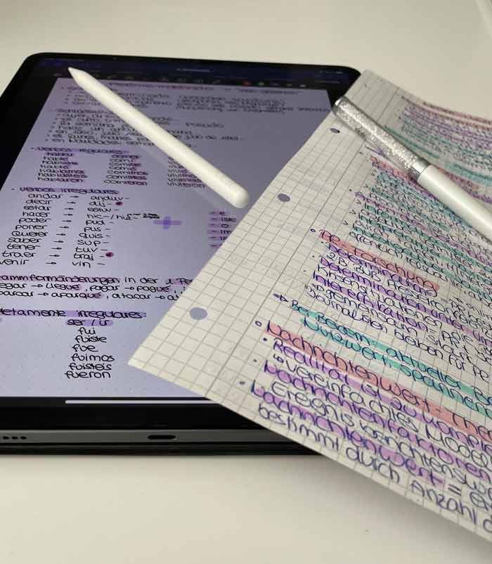 Handschriftliche Notizen und Notizen auf einem Tablet