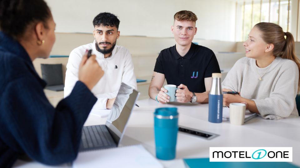 Studierende im Studium Hotelmanagement mit Motel One