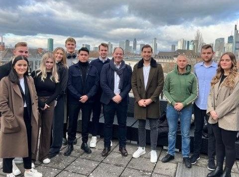 ISM-Studierende mit Alumnus Sebastian Besser und Peter Caracciolo von MHP - a Porsche Company