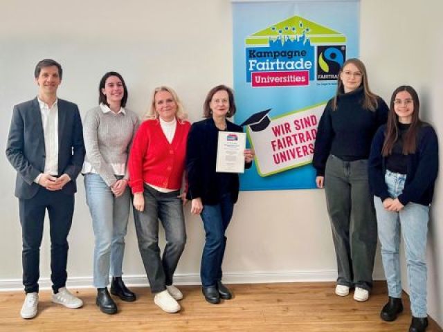 Ein Teil der Steuerungsgruppe mit Projektleiterin Prof. Dr. Nicole Fabisch (Mitte) und Campusleiter Prof. Dr. Gerrit Lietz